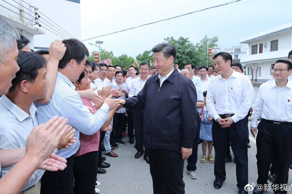 1566803372486517.jpg 习近平到潭头村看望老区群众