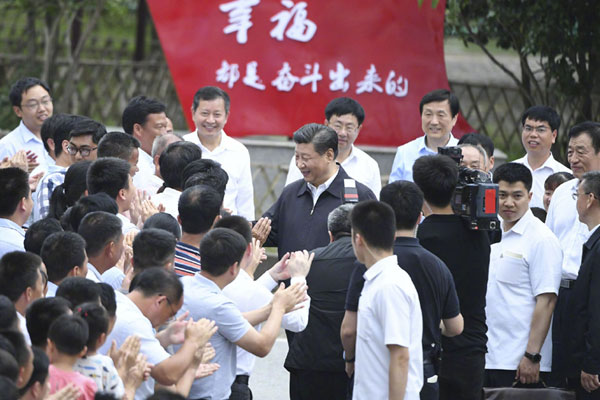 1566803381131883.jpg 习近平到潭头村看望老区群众